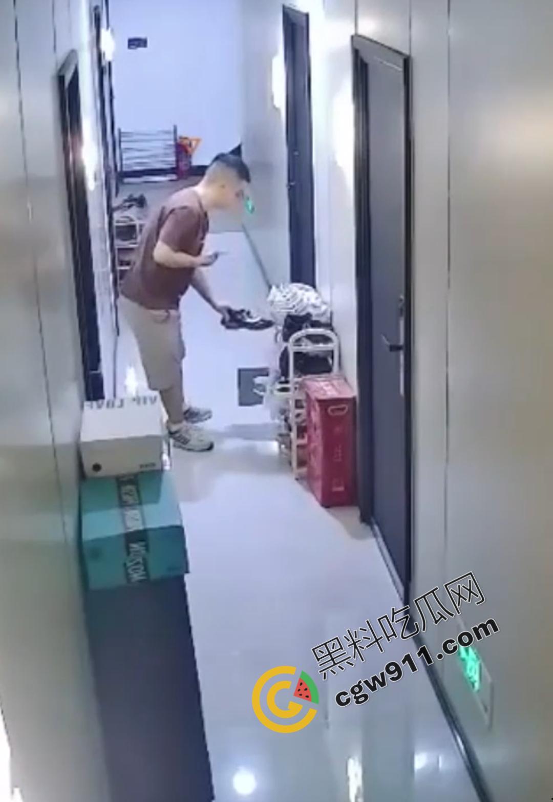 惊悚！变态佬深夜骚扰独居女，偷鞋拍照，诱骗开门，监控揭露惊人阴谋-4