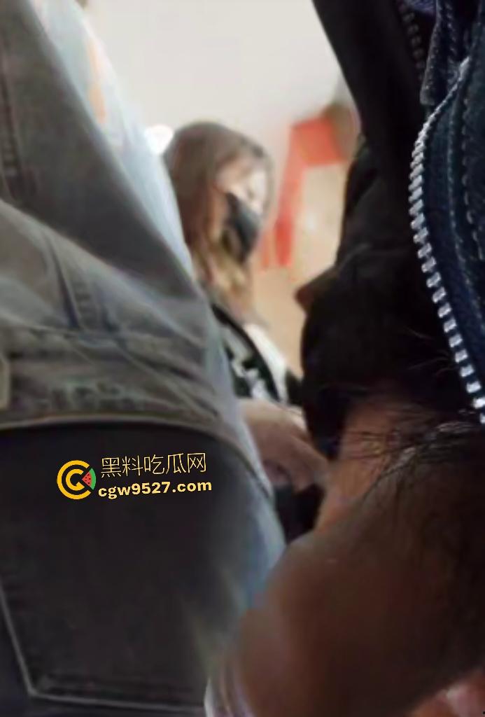 奶茶店惊现变态男！牛仔裤中间露鸡巴狂撸，直接吓跑女顾客，堪比警察疏散人群！-7