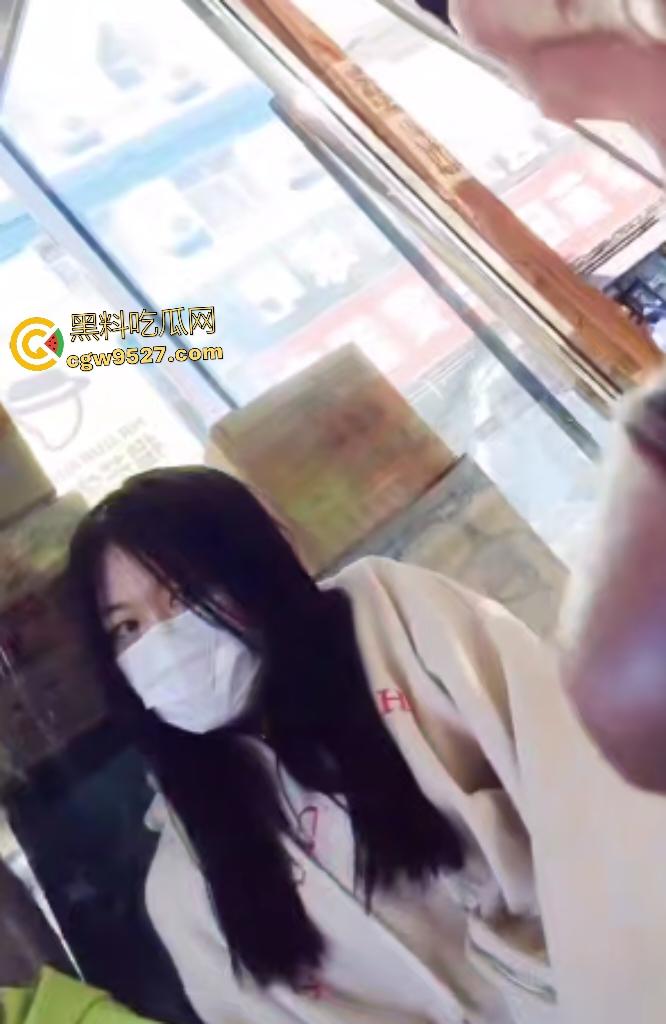 奶茶店惊现变态男！牛仔裤中间露鸡巴狂撸，直接吓跑女顾客，堪比警察疏散人群！-8