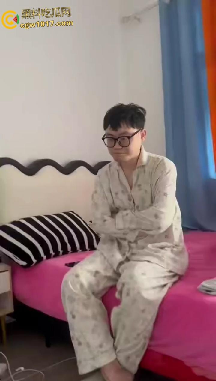 趁老公不在把情人带回家偷情，却没想到被逮个正着，里面穿个吊带大奶一晃一晃的，估计是想跟情人玩花的 ！-1