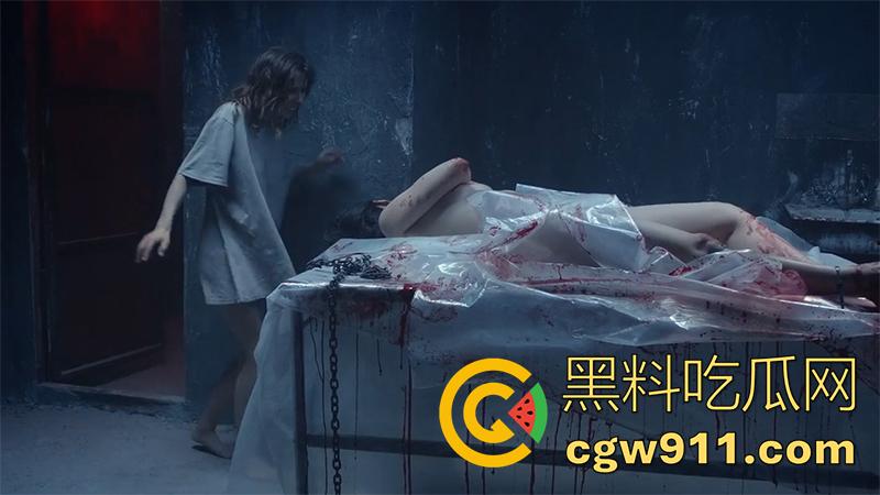 囚禁性虐女孩的绝望《格林伯格的下室》，长腿美女被变态囚禁，皮鞭怒抽翘臀，性爱场面刺激非凡！-1