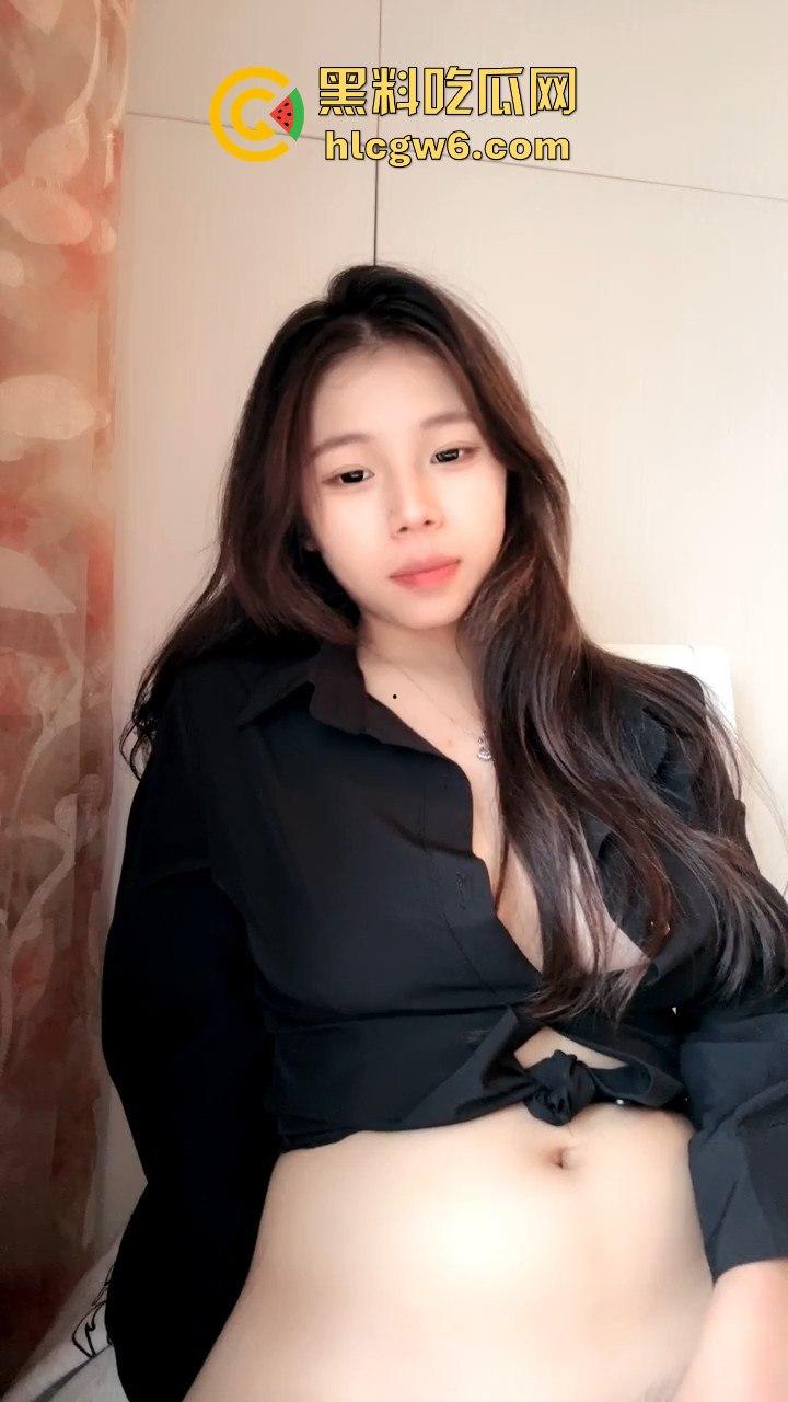 校花的秘密直播，南宁信息技师学院童颜巨乳网名【水煮鱼】在线表演，娇俏颜值配满屏魅力，互动满分炸翻全场！-9