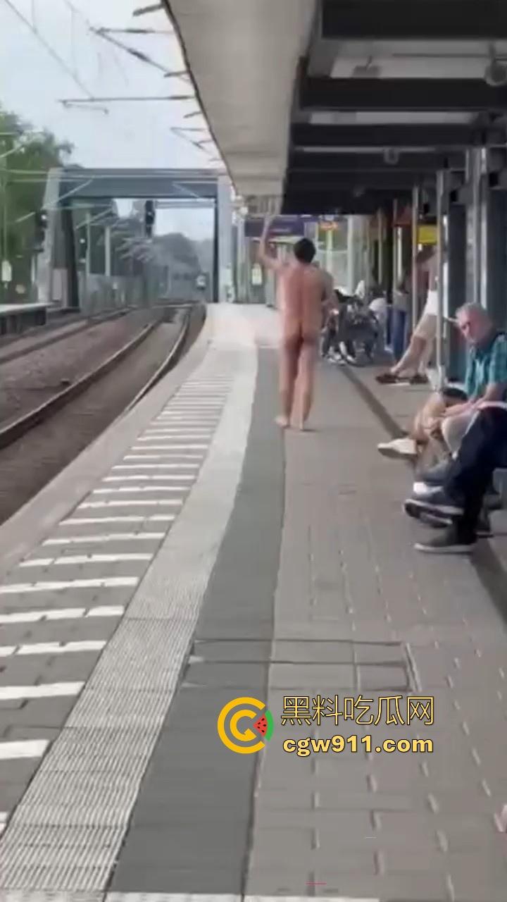 海外男子站台裸奔自杀，下定决心跳轨被火车碾压，身体碎片散落满地，画面血腥胆小勿入！-4