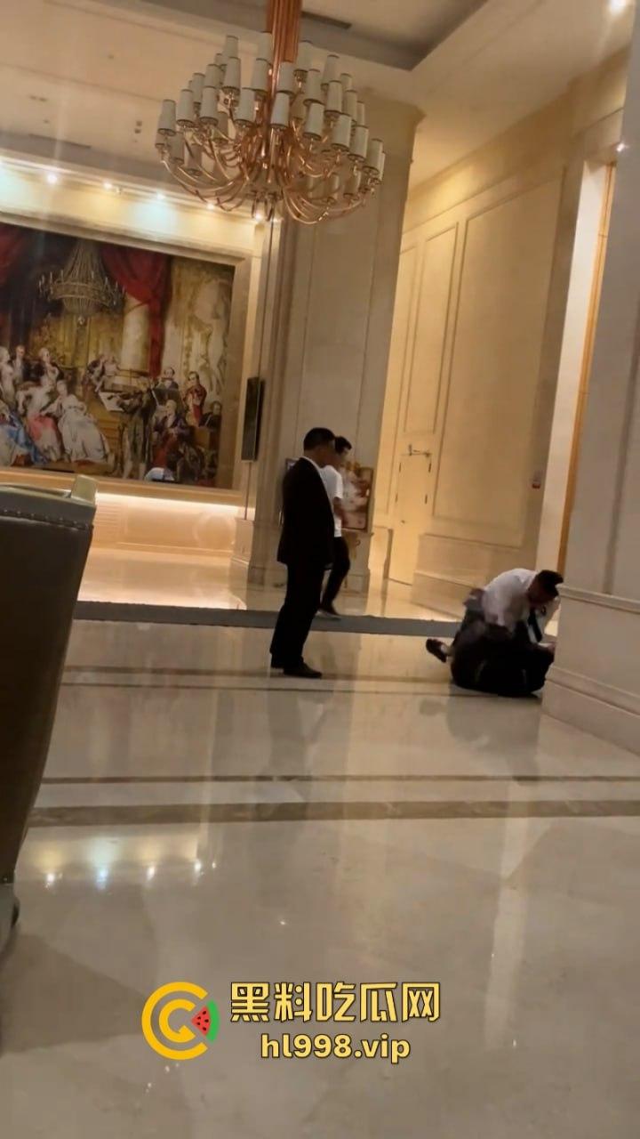 湖北武汉一酒店大堂醉酒男子爆打外卖小哥 视频曝光满口污言秽语-2