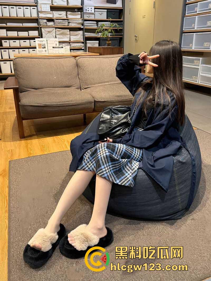 抖音萝莉网红【小步里】自慰私拍流出 超白嫩妹子性感JK自慰 无毛嫩穴自插诱惑到爆！-3