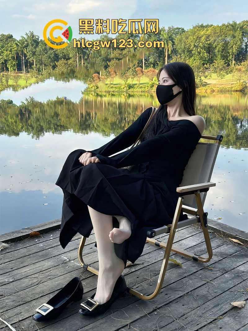 抖音萝莉网红【小步里】自慰私拍流出 超白嫩妹子性感JK自慰 无毛嫩穴自插诱惑到爆！-4