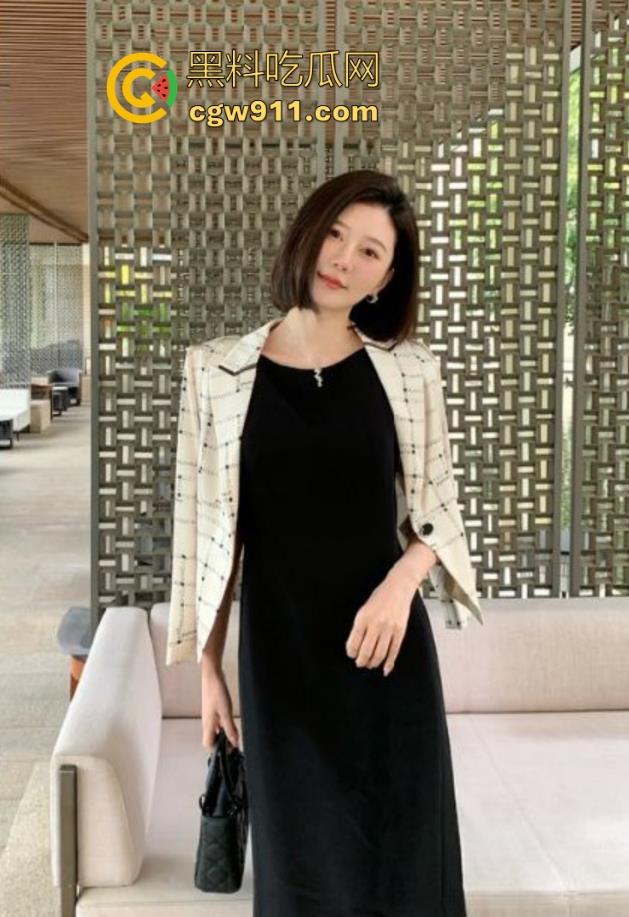 骚婶淫水倒灌入脑，再度发情主动求虐，狗链子勒紧婶婶的逼逼，掰开白虎逼迎合打桩！-1