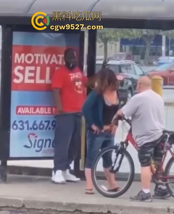 外国巨乳少妇，公交车站逼痒难耐和黑人当街性爱，旁边路人见怪不怪，老黑内射后若无其事装路人！-7