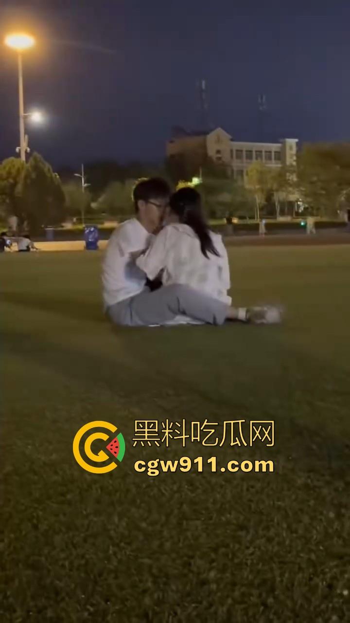 广东轻工职业学院深夜操场，一对小情侣在草坪上忍不住上头了，上演当场口爆，完全无视众人，真会玩呀！-2