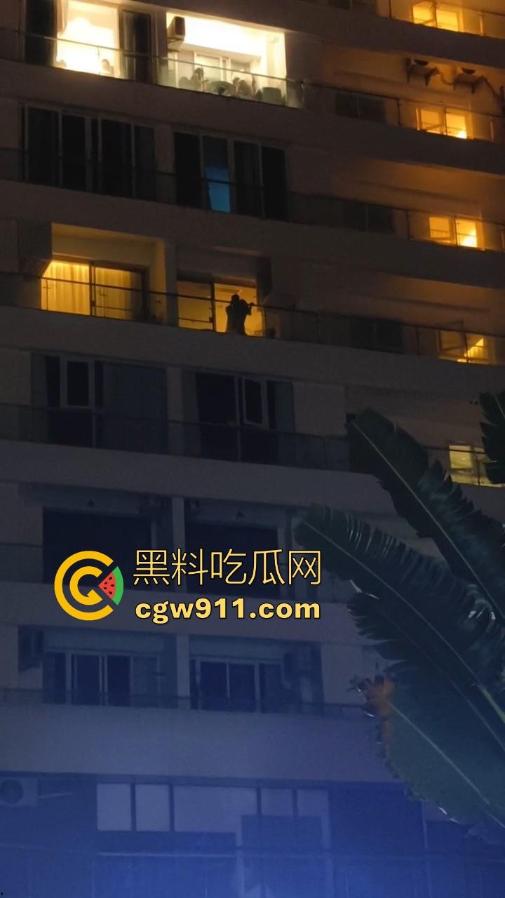 三亚酒店深夜酒店阳台玩露出？不是哥们这么享受的嘛，女友扶栏杆后入，曼妙的身姿在灯光下展现刺激！-3