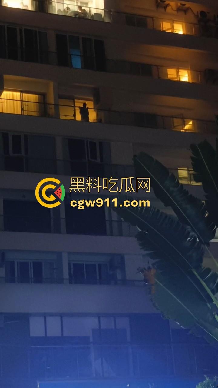 三亚酒店深夜酒店阳台玩露出？不是哥们这么享受的嘛，女友扶栏杆后入，曼妙的身姿在灯光下展现刺激！-5