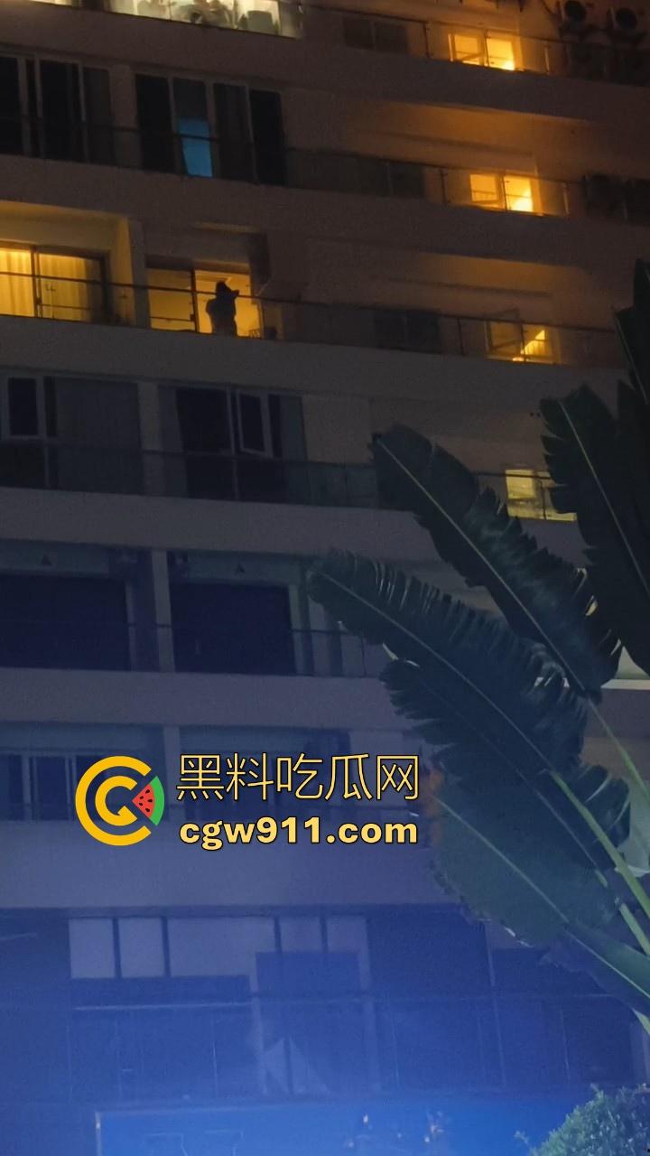 三亚酒店深夜酒店阳台玩露出？不是哥们这么享受的嘛，女友扶栏杆后入，曼妙的身姿在灯光下展现刺激！-6
