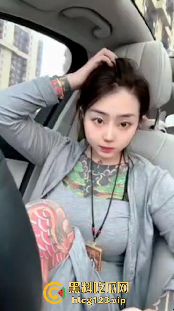 快手小网红【美美美美如】私拍除了奶子全身通体刺青 一字马疯狂甩奶是个实打实的骚货！-2