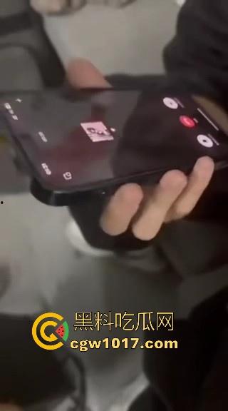 大胆骚逼给异地男友听她跟出轨对象做爱淫叫，边电话边被猛操，你的女孩正在被后入中，真是逆天了！-3