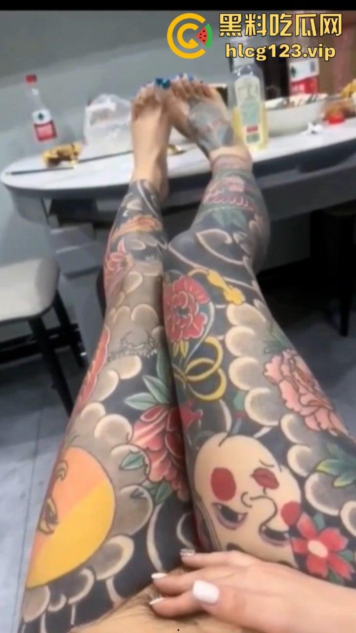 快手小网红【美美美美如】私拍除了奶子全身通体刺青 一字马疯狂甩奶是个实打实的骚货！-8