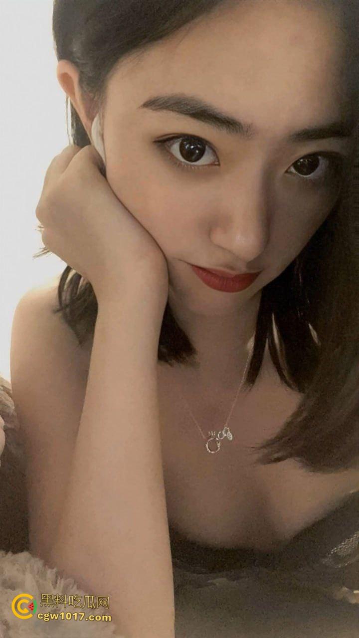 浙江大学大一学妹【冯思颖】，淫荡母狗对大屌爱不释手，被疯狂颜射一脸，蜜桃翘臀被学长后入狂操 ！-2