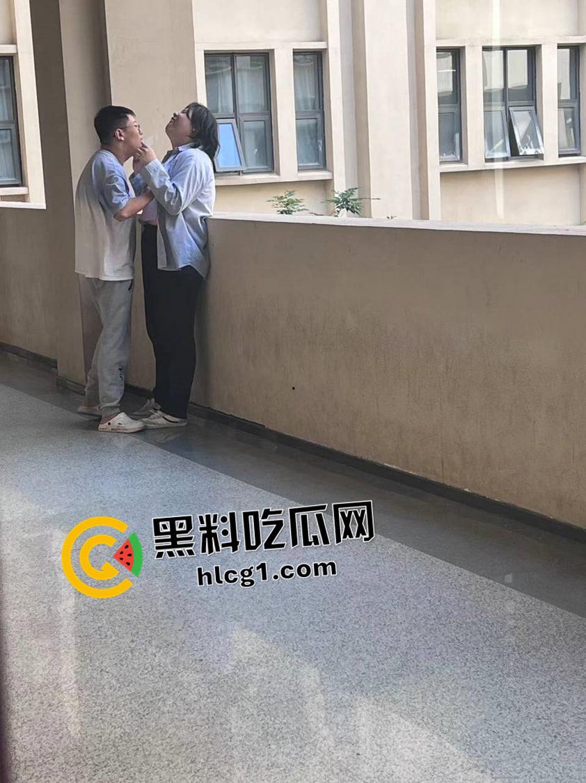 炸裂高二学生 楼道亲嘴摸奶  奶子被揉的飞起 你俩直接当场干吧-2
