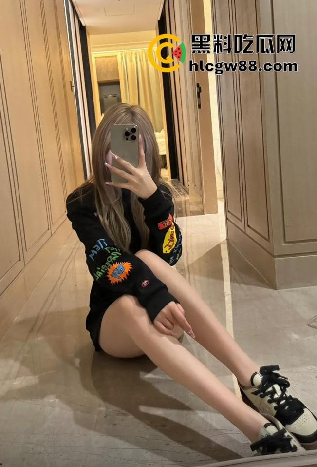 四川22岁骚鸡【林琳】包月卖逼当情人，吃一个月鸡巴换俩包，朋友圈晒包背地里卖逼！-2