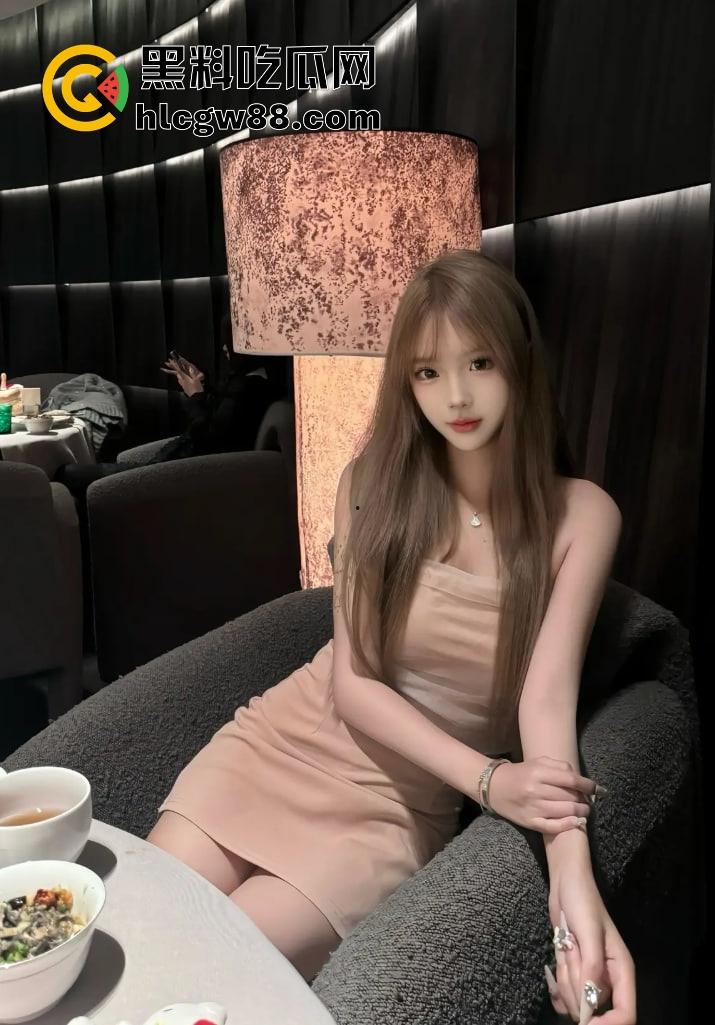 四川22岁骚鸡【林琳】包月卖逼当情人，吃一个月鸡巴换俩包，朋友圈晒包背地里卖逼！-6