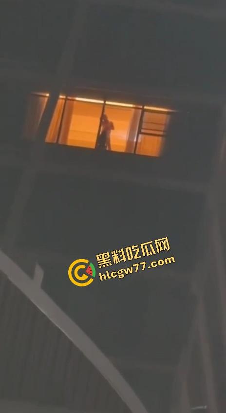 成都环球中心情侣不拉窗帘打野战，光着身子对着窗外狂操，现场直播皮影戏，爽到飞起！-7