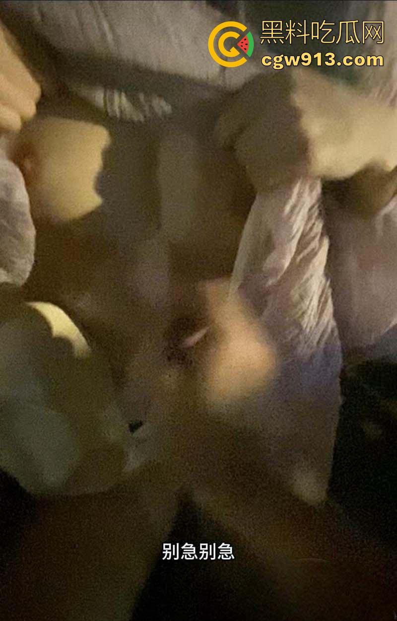 海角大神，尝试与亲妹妹人行天桥上刺激野战，全方位打桩被湿滑蜜舌榨干，真的太刺激了！-12