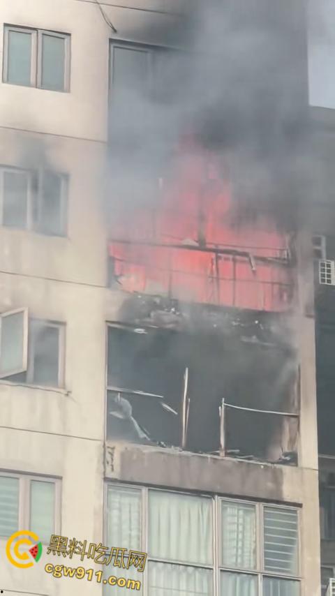 深圳观湖招商观园高楼着火，火势从十六楼窗户喷涌，消防员救出被困小伙，整栋楼被烧的面目全非！-5