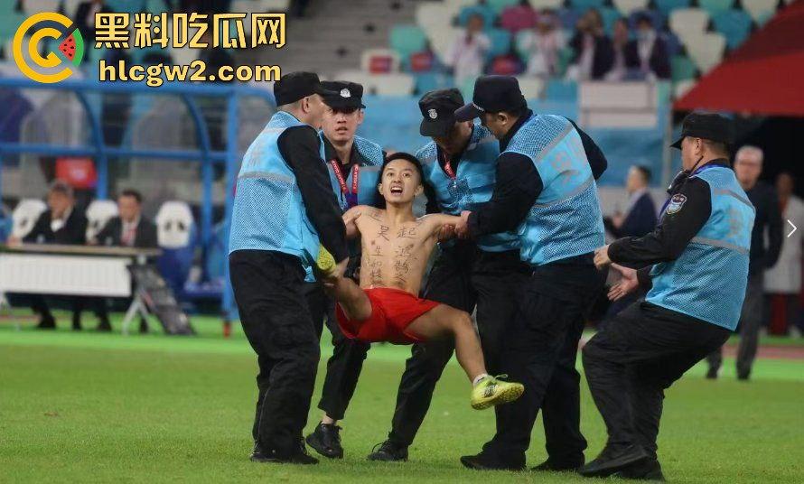 世预赛国足vs日本，球迷第33分钟场内抢戏！比赛被迫暂停，这热情过头了吧？-1