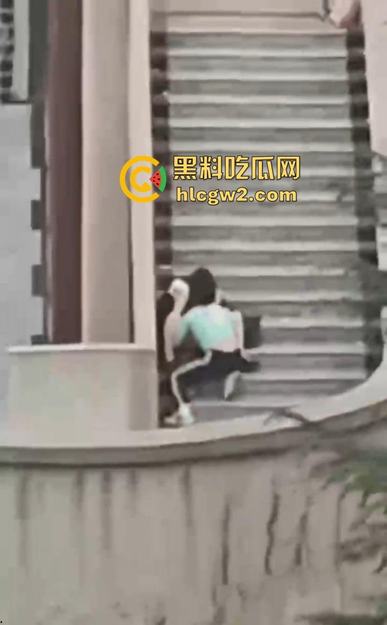 兰州交通大学楼梯口惊现舔逼狂魔  情侣温存男友上头狂舔边舔边看敌情，妹子淫水直流全校看笑话！-3
