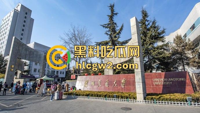 兰州交通大学楼梯口惊现舔逼狂魔  情侣温存男友上头狂舔边舔边看敌情，妹子淫水直流全校看笑话！-13