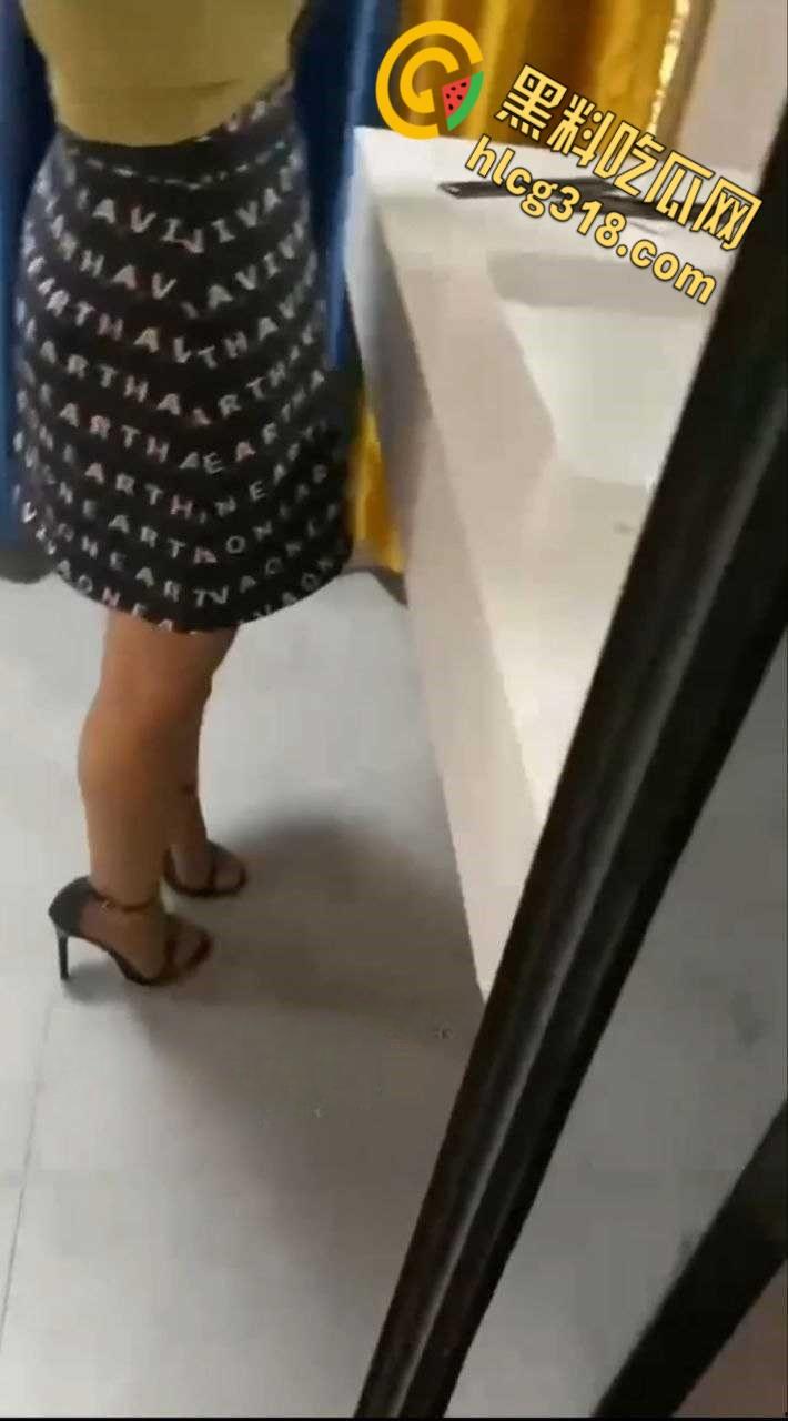 情侣厕所上吊情趣游戏，妹子抽搐到扭曲，初体验窒息高潮，濒死快感爽翻天！-1