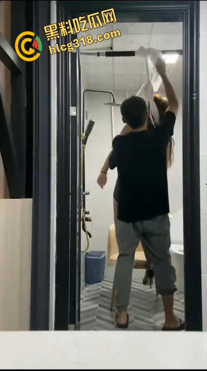 情侣厕所上吊情趣游戏，妹子抽搐到扭曲，初体验窒息高潮，濒死快感爽翻天！-7