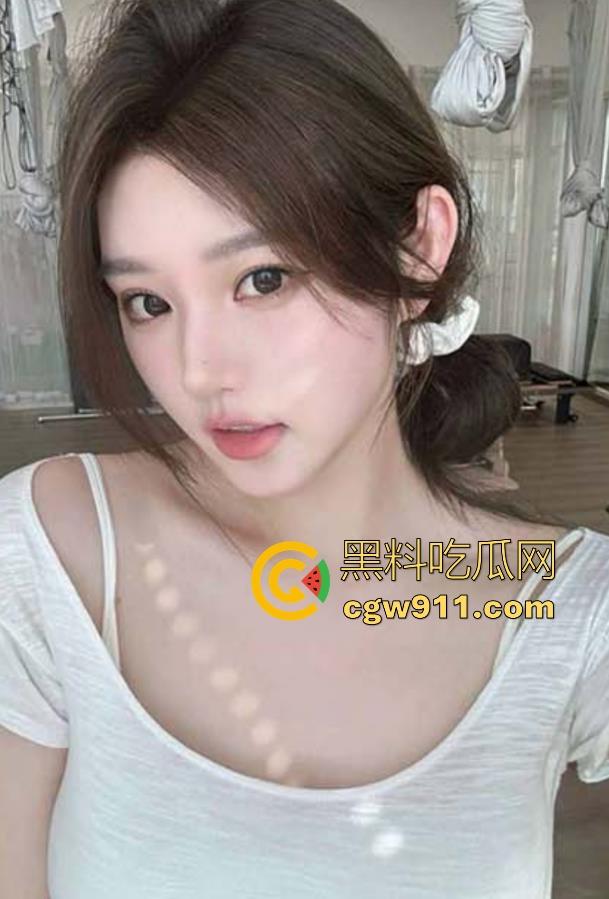 撕烂姐姐的丝袜猛吸她的嫩穴，把鸡扒强行塞入她的嘴，这小母狗简直是天生尤物炮架子！-2