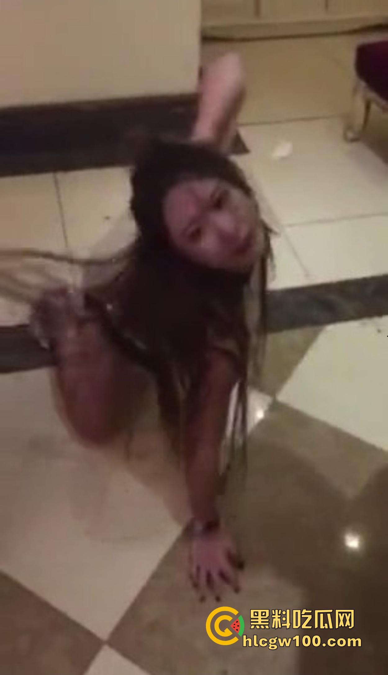 河北精神小伙KTV玩疯，陪酒妹被当狗地下爬跪舔，嘴当B抽插全程卖力口活卖力吸到腿软，洗手间乱交结尾！-12