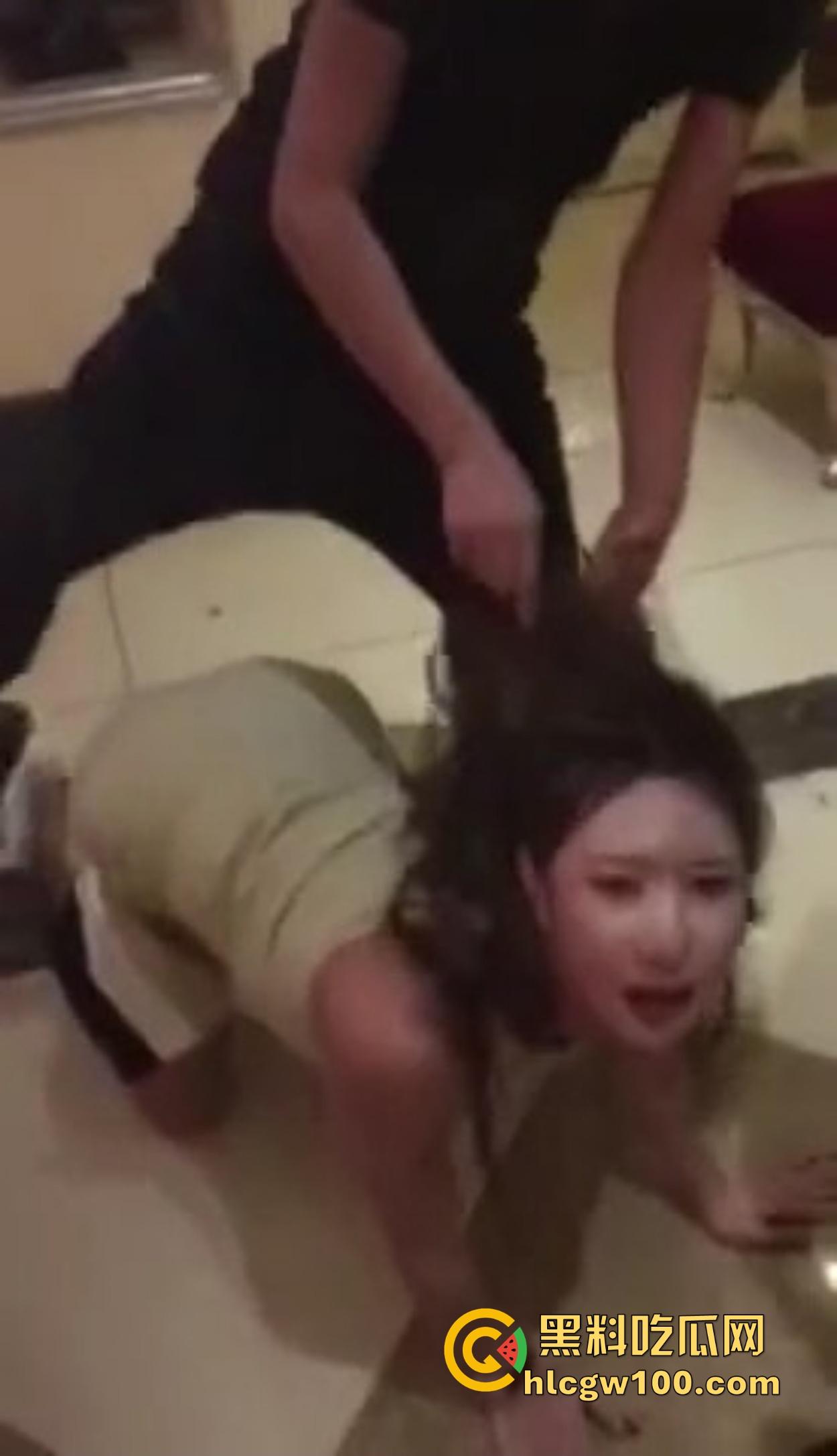 河北精神小伙KTV玩疯，陪酒妹被当狗地下爬跪舔，嘴当B抽插全程卖力口活卖力吸到腿软，洗手间乱交结尾！-13