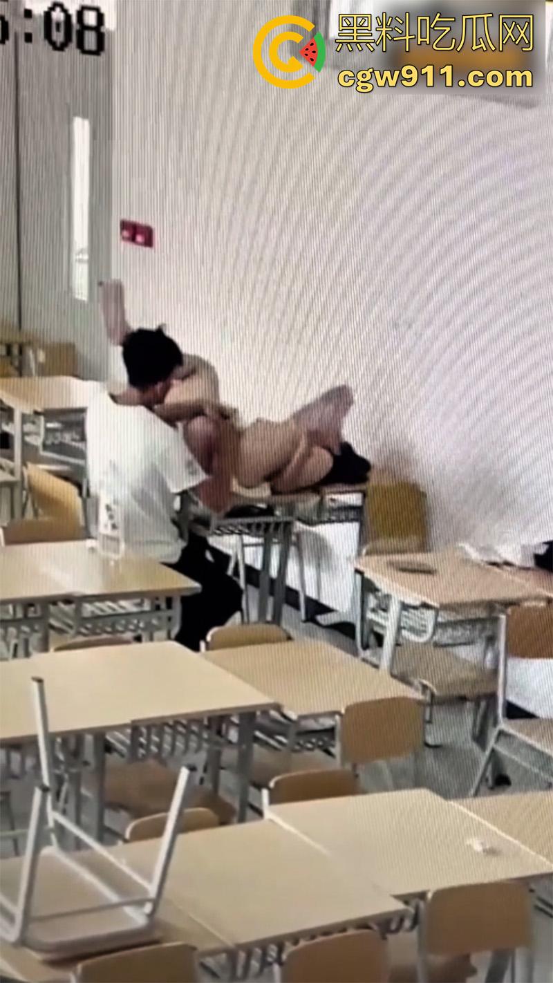 烟台黄金职业学院，教室监控偷拍瓜，情侣在课室搞啪啪，躺在书桌上任由男友玩穴，全程视频流出！-2