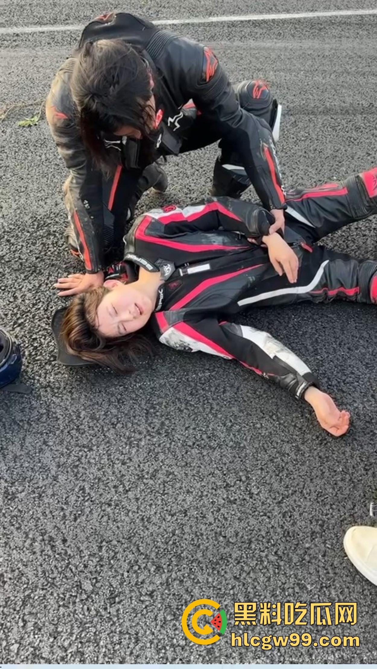 东莞英姿飒爽女骑士上演逆行惨剧，赛道飙车被撞飞数米， 当场休克被抬走！-5