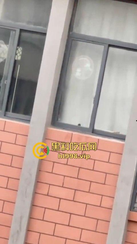 宁波三中小情侣教室帘后偷情！男友午休抓紧时间快枪上阵，被对面拍个正着！-8