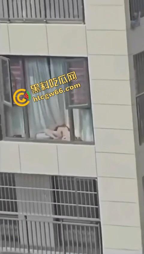 集美逆天操作，阳台晒鲍鱼不拉窗帘，白天晒鲍鱼，晚上老公就地现吃，主打一个鲜嫩刺激！-5