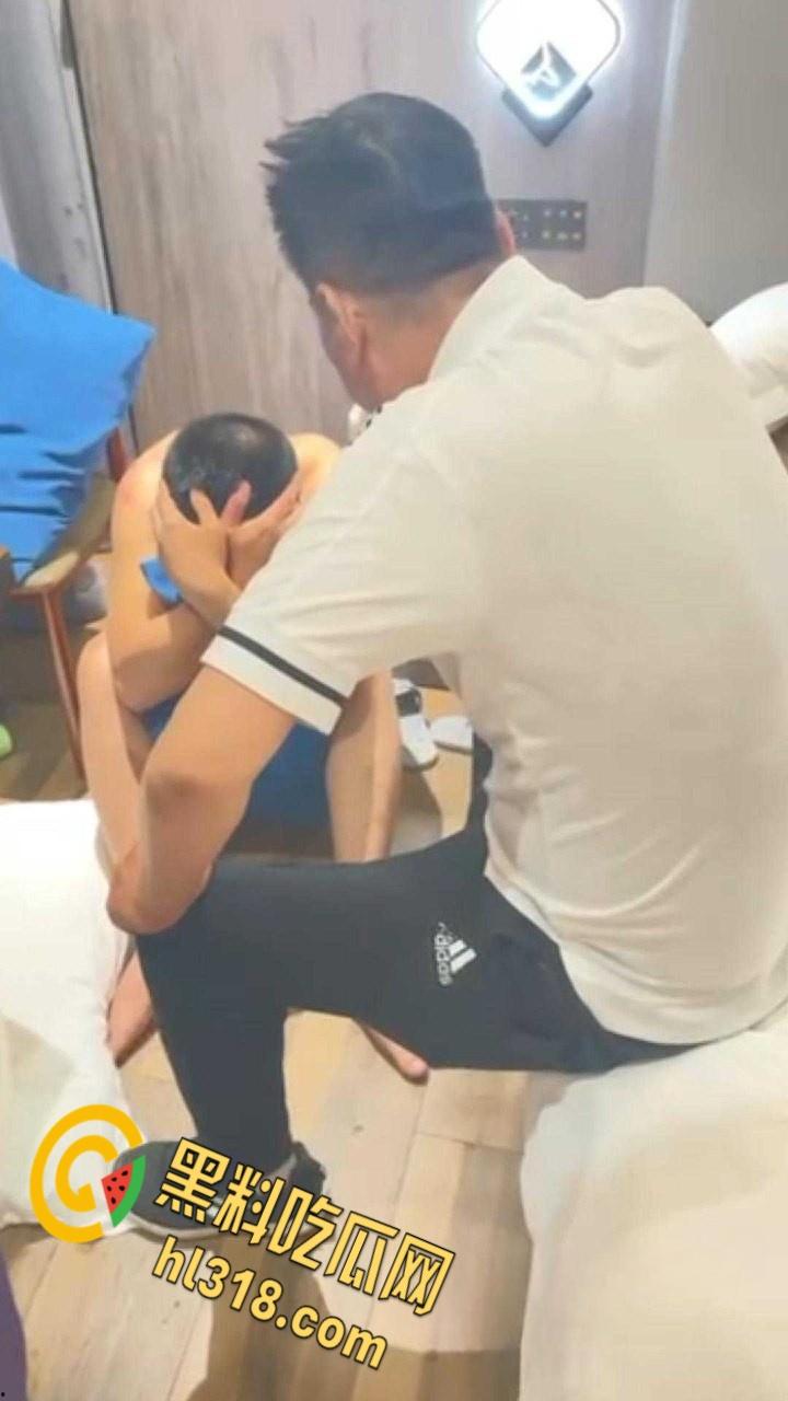 狗男女酒店偷情，被破门而入捉奸在床，一直护着头被打趴在地上，兄弟以后还敢玩人家老婆吗？-4