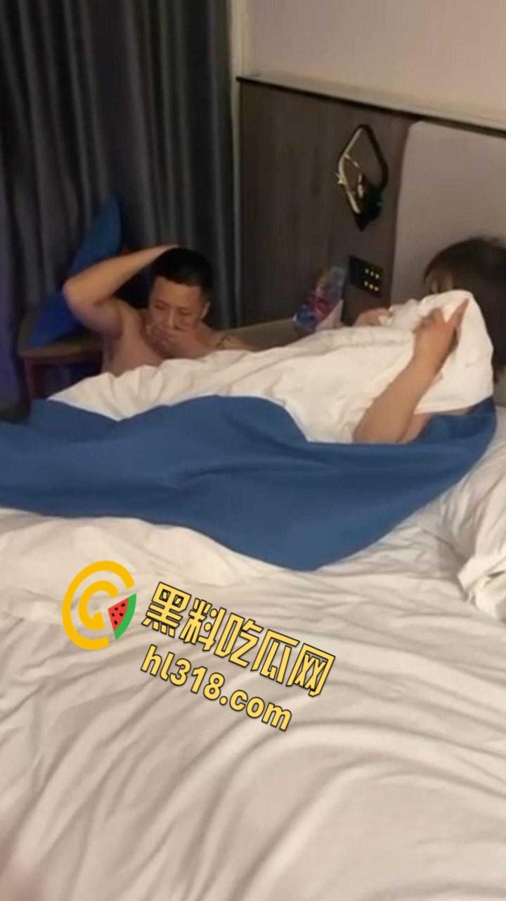 狗男女酒店偷情，被破门而入捉奸在床，一直护着头被打趴在地上，兄弟以后还敢玩人家老婆吗？-6