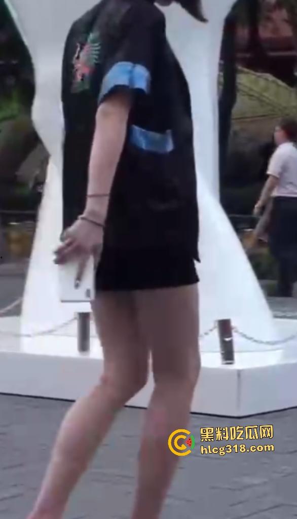 公司女高管【Viva姐】街头蹲下露逼夹跳蛋被偷拍，起身后走路步伐踉跄，应该是被金主遥控加大马力了！-6