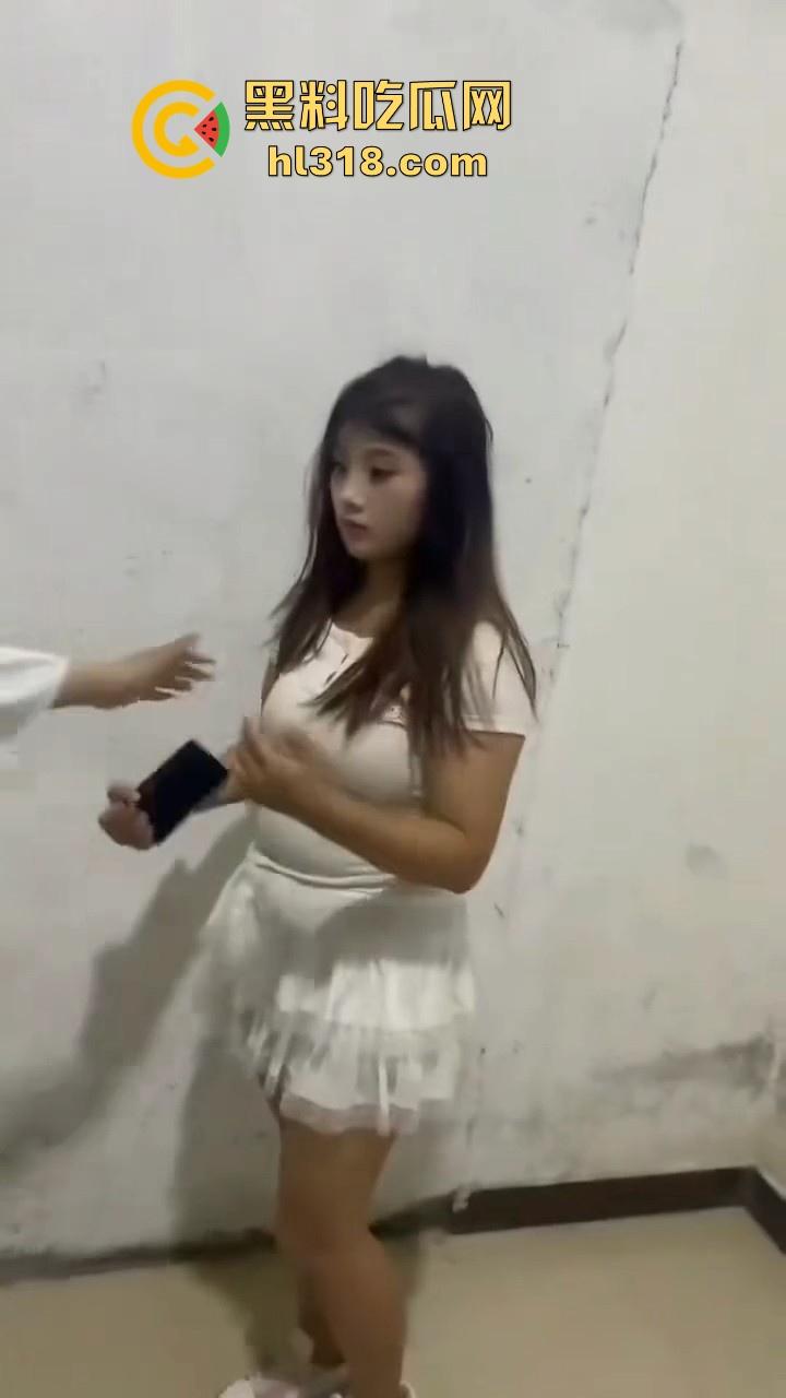 黑龙江多名男女围殴一名女子，拳打脚踢，精神小伙跟小妹往死里下手，貌似是卖淫问题导致的！-1