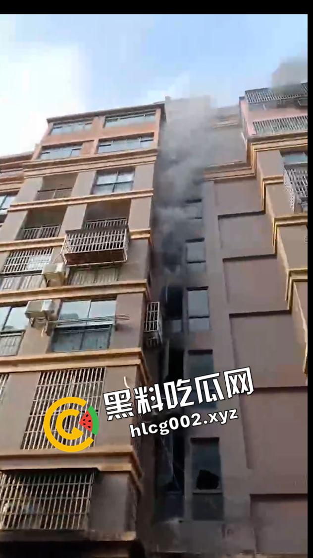 江西南昌小区内突起火灾 女子全身被被烧糊成功逃生 现场视频流出 惨不忍睹 衣服都烧焦贴在身上-5