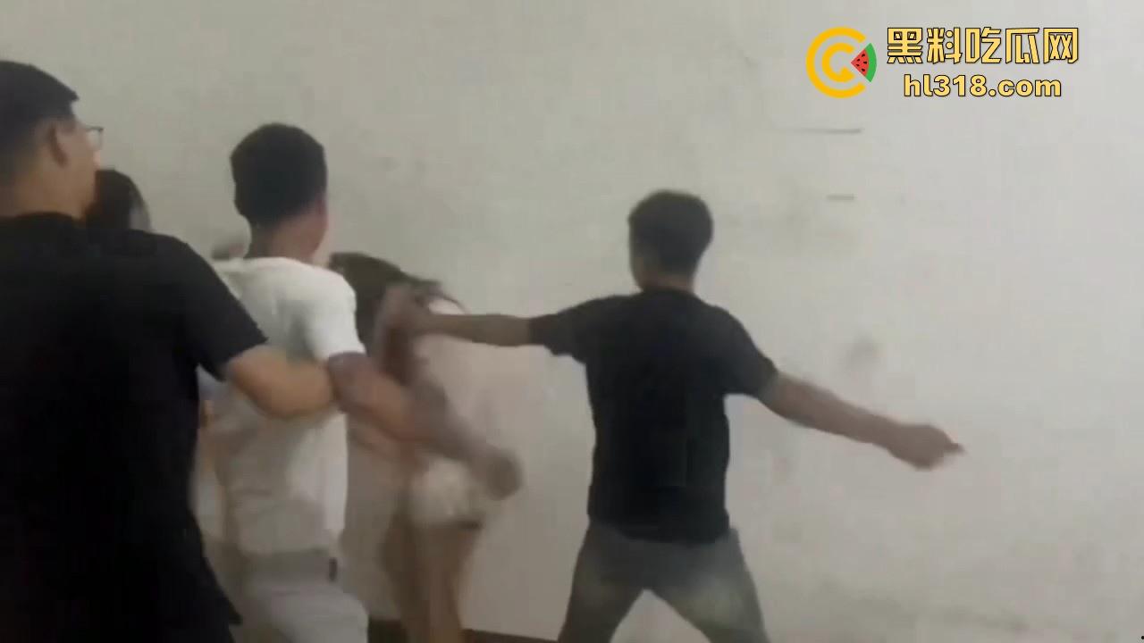 黑龙江多名男女围殴一名女子，拳打脚踢，精神小伙跟小妹往死里下手，貌似是卖淫问题导致的！-5