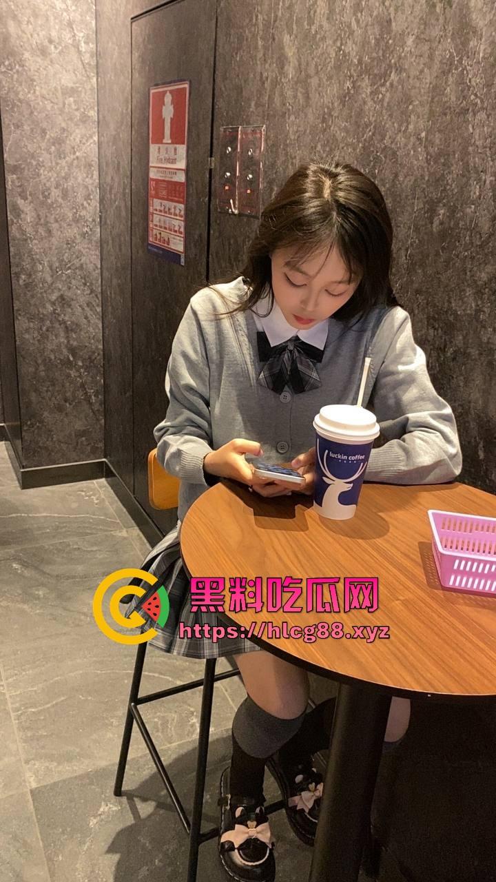 河北老铁偷拍邻居巨乳少妇全裸拖地，奶子甩得跟钟摆似的骚得邪乎，这贱货啥怪癖非要光腚擦地板？-3