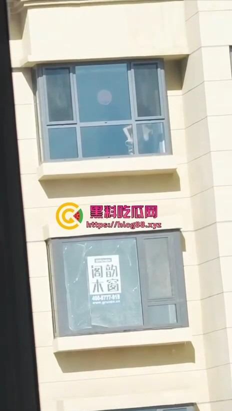 河北老铁偷拍邻居巨乳少妇全裸拖地，奶子甩得跟钟摆似的骚得邪乎，这贱货啥怪癖非要光腚擦地板？-7