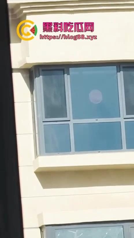 河北老铁偷拍邻居巨乳少妇全裸拖地，奶子甩得跟钟摆似的骚得邪乎，这贱货啥怪癖非要光腚擦地板？-10