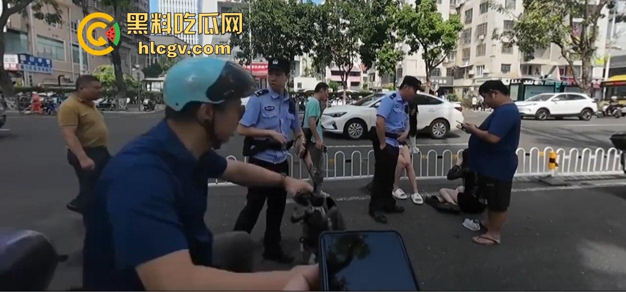 小哥新买电动车上路被3人行喝嗨了的撞飞，妹子砸在围栏上懵了，身材比脸吸睛！-11