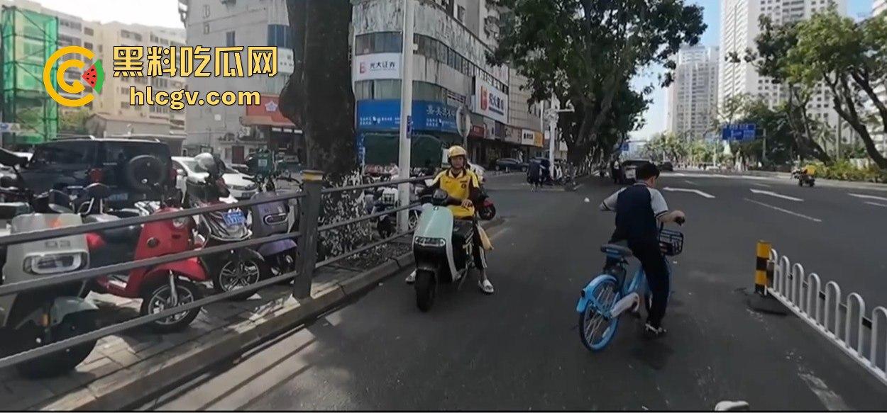 小哥新买电动车上路被3人行喝嗨了的撞飞，妹子砸在围栏上懵了，身材比脸吸睛！-12