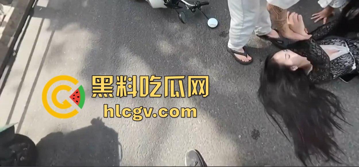 小哥新买电动车上路被3人行喝嗨了的撞飞，妹子砸在围栏上懵了，身材比脸吸睛！-15